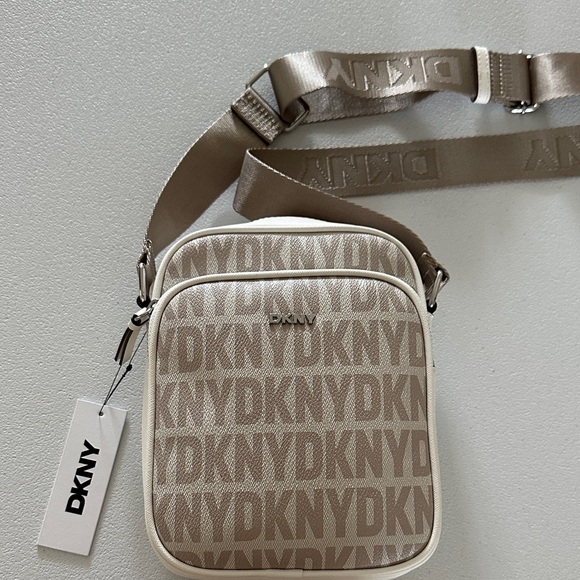 DKNY NWT Gigi Flight Tan and Cream Logo Messenger Bag - Picture 1 of 4